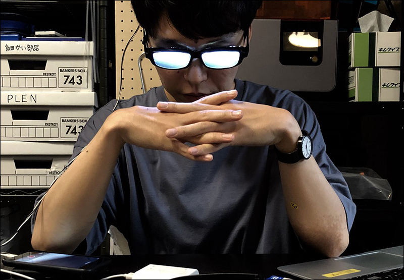 日本網友 DIY自製動漫常出現的發光眼鏡 - 電腦王阿達