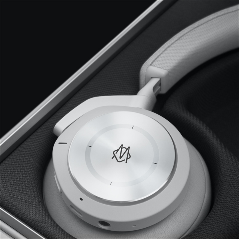 RIMOWA X Bang & Olufsen 合作推出限量版BeoPlay H9i 耳機，要價900