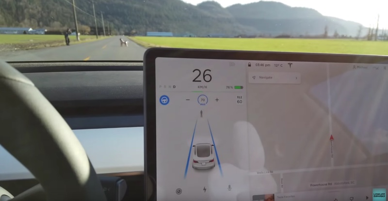 特斯拉 Model 3 自動輔助駕駛模式實測，人突然出現、狗狗、三角錐放在前方會撞到嗎？ - 電腦王阿達