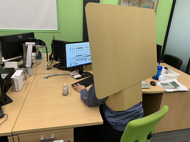 日本工藝師打造「穿戴式」視訊會議背景，秒解決房間雜亂的問題 - 電腦王阿達