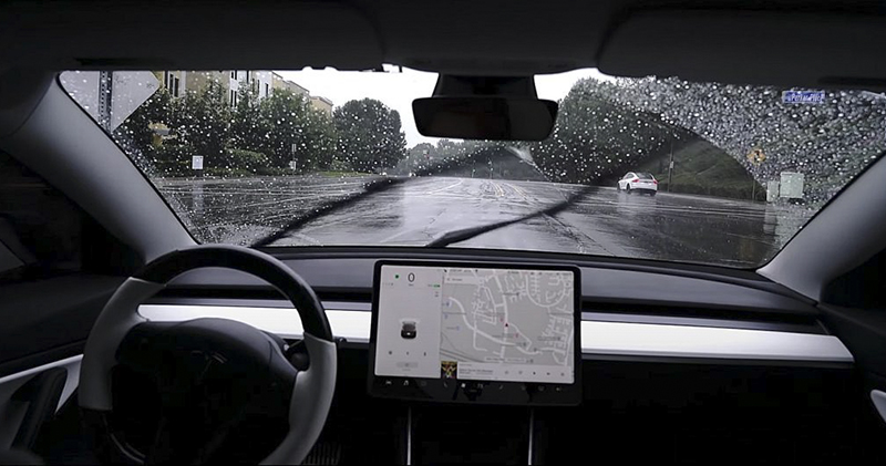Tesla 車主行駛中透過螢幕調整雨刷為違規