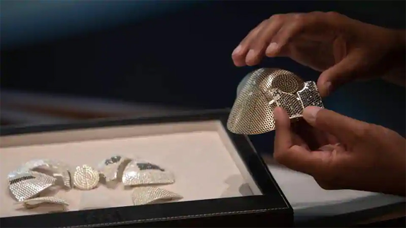 以色列珠寶公司展示全球最貴口罩，18K白金打造鑲嵌 3600 顆鑽石 - 電腦王阿達