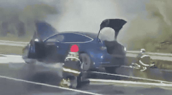 Tesla Model 3 中國事故頻傳？底盤高速碰撞異物起火，還有疑似暴衝意外 - 電腦王阿達