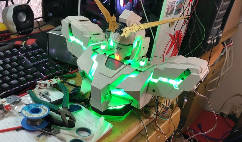 日本達人自製1/30自動變形獨角獸鋼彈 可發光亦可變形 - 電腦王阿達