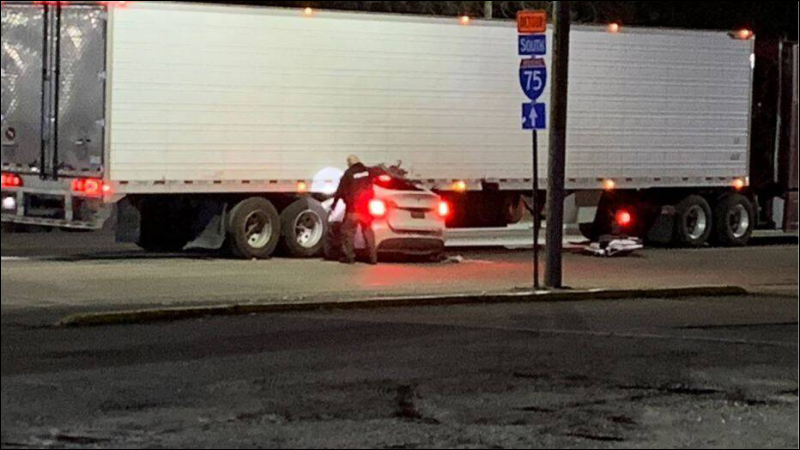 特斯拉 Model Y 於美國底特律發生嚴重事故，整車撞入聯結車底下，駕駛與乘客送醫搶救中 - 電腦王阿達