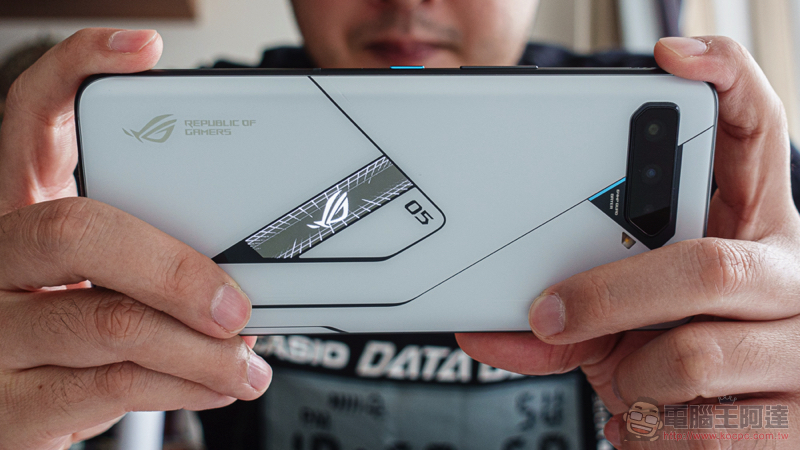 ROG Phone 5 Ultimate 開箱體驗：細節滿滿的最強遊戲手機（評價 評測 動手玩） - 電腦王阿達