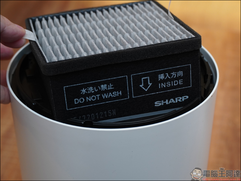 Baby SHARP 最主動的空氣清淨機 FU-NC01 開箱動手玩，小巧尺寸適合擺放家中任意場所、內建夜燈模式、清潔超簡單 - 電腦王阿達