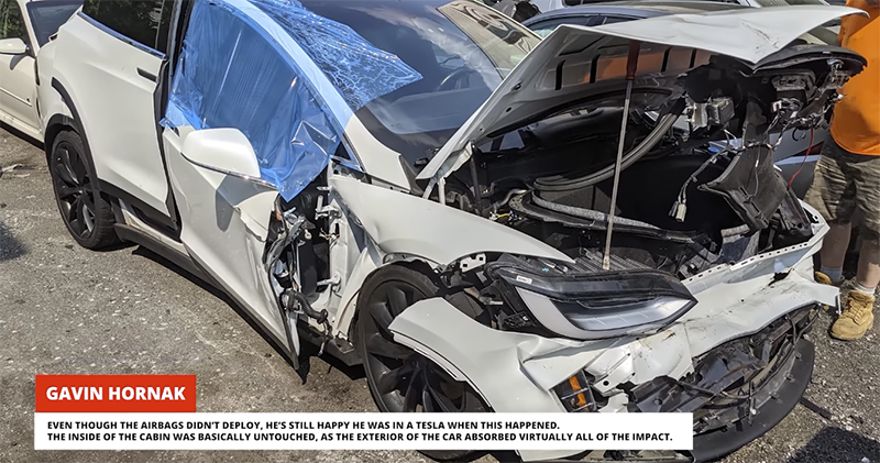 Tesla Model X 被大貨車「夾擊」，車體雖挺住但安全氣囊竟沒有啟動（傻眼） - 電腦王阿達
