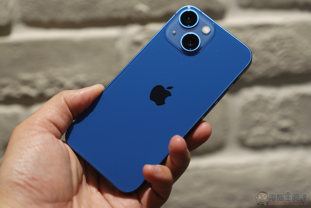 iPhone 13 Pro Max 開箱圖賞，用 imos 全機防護將天峰藍的滑順永留手心 - 電腦王阿達