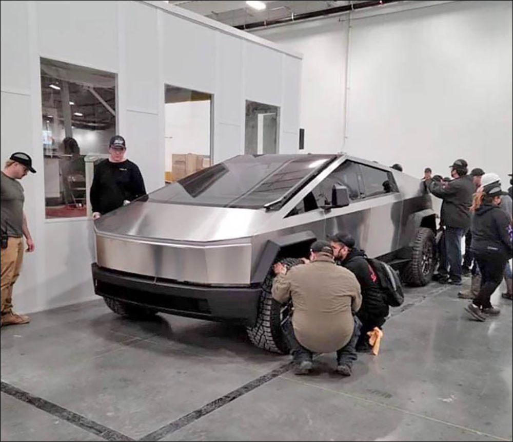 特斯拉量產版 Tesla Cybertruck 電動皮卡照片首次曝光！實體後視鏡、車頭更加圓潤 - 電腦王阿達