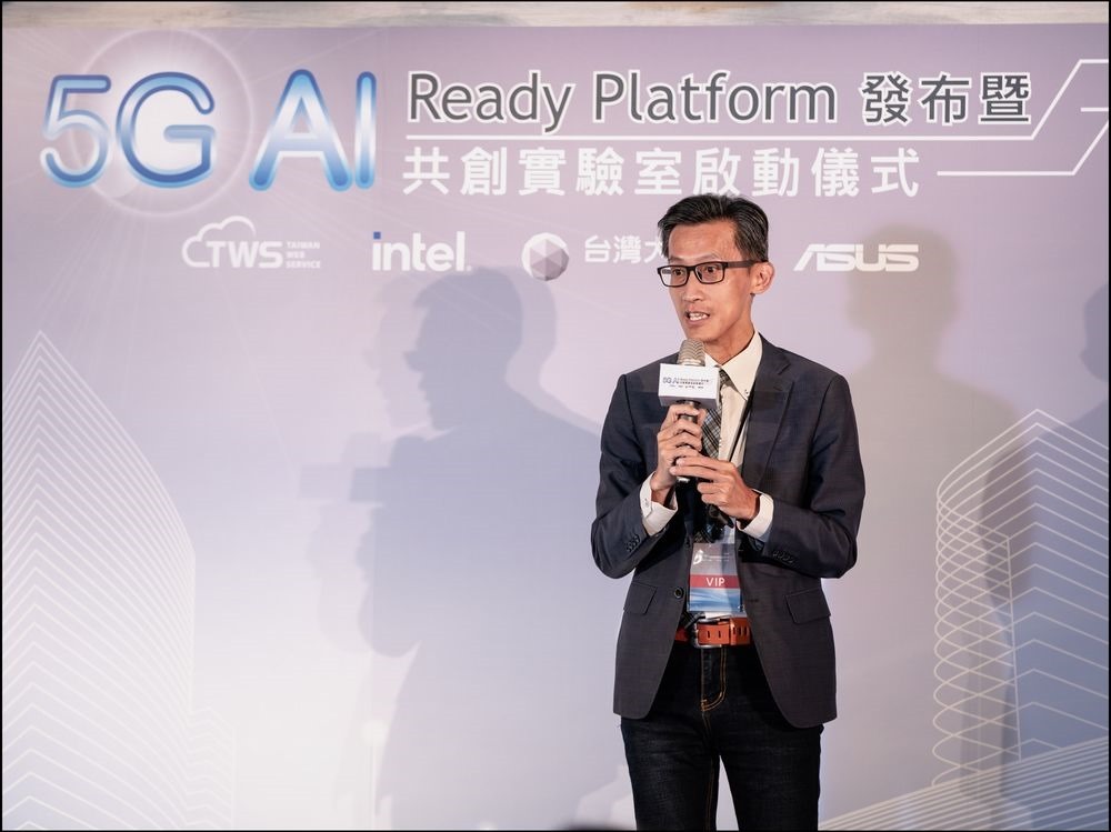 新聞照片4_台灣大哥大副總經理王寶慶說明5G AI Ready Platform從基礎設施、先進通訊、資訊安全到智慧應用，全方位提供智慧化與自動化的隨選即用（Ready to use）雲平台解決方案，為客戶省下巨額投資及營運成本。