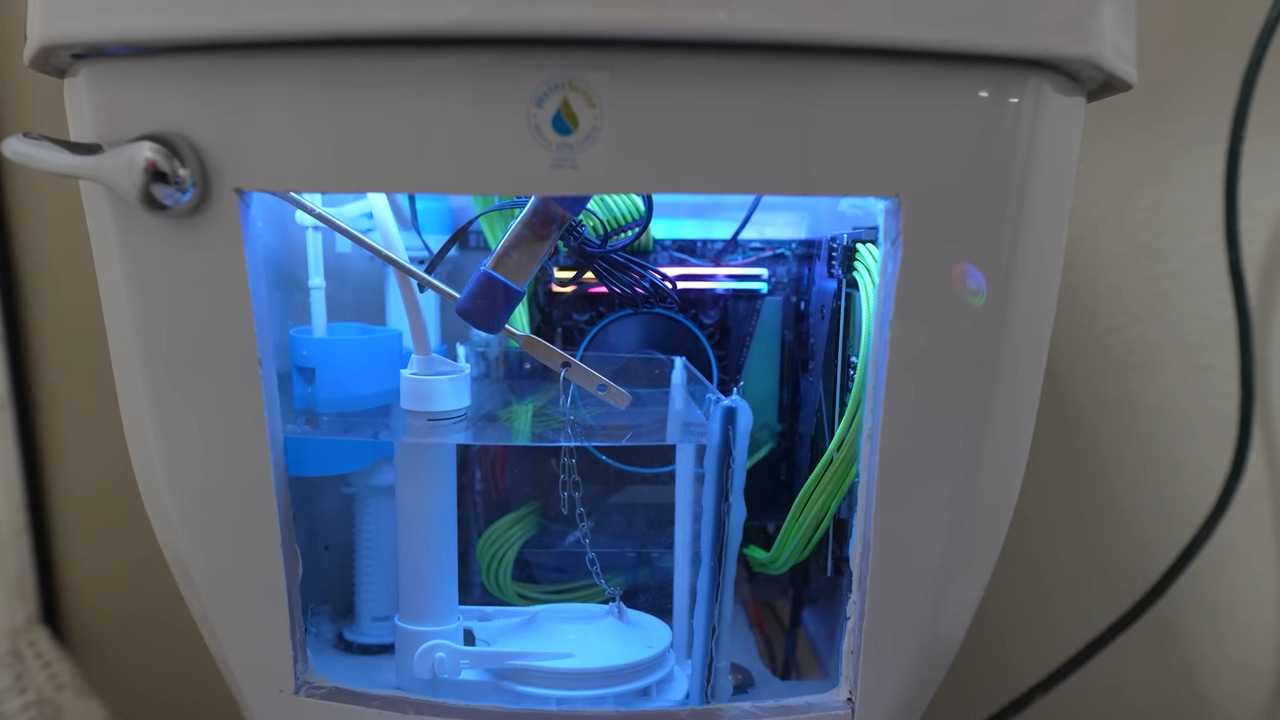超狂 YouTuber 將馬桶改造成一台可沖水也可玩遊戲的電競 PC - 電腦王阿達
