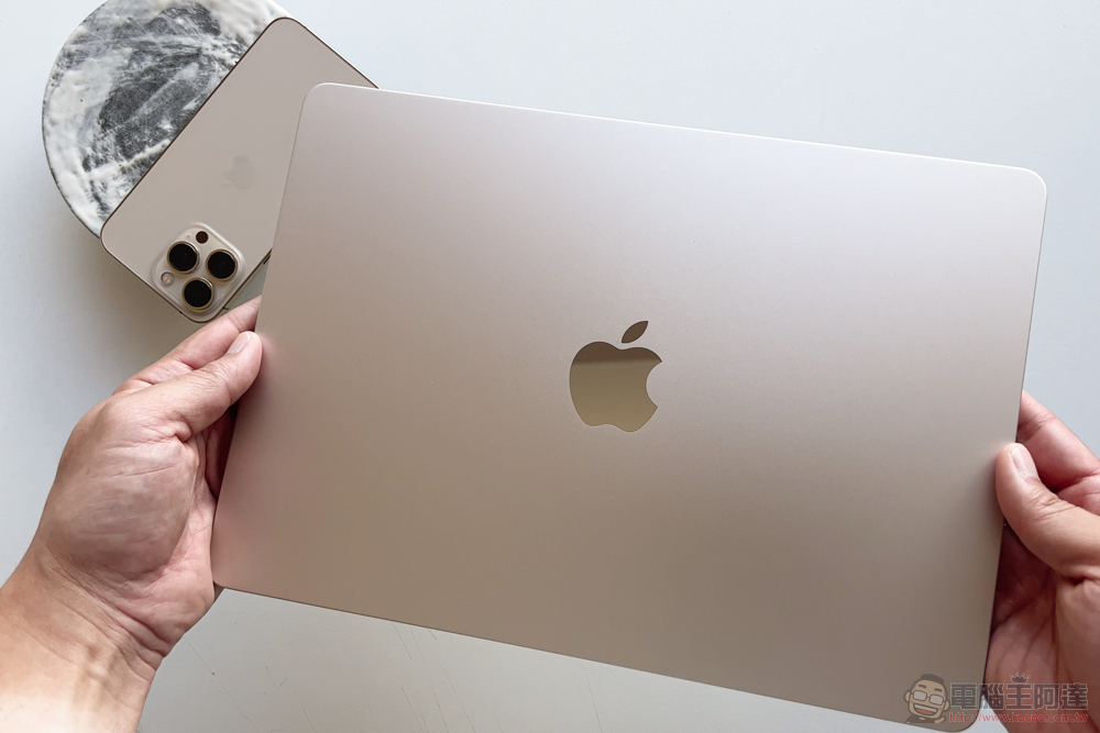 M2 MacBook Air 開箱體驗 ：美型新設計與更強 Apple 晶片效能值得 M1 使用者升級嗎？ - 電腦王阿達