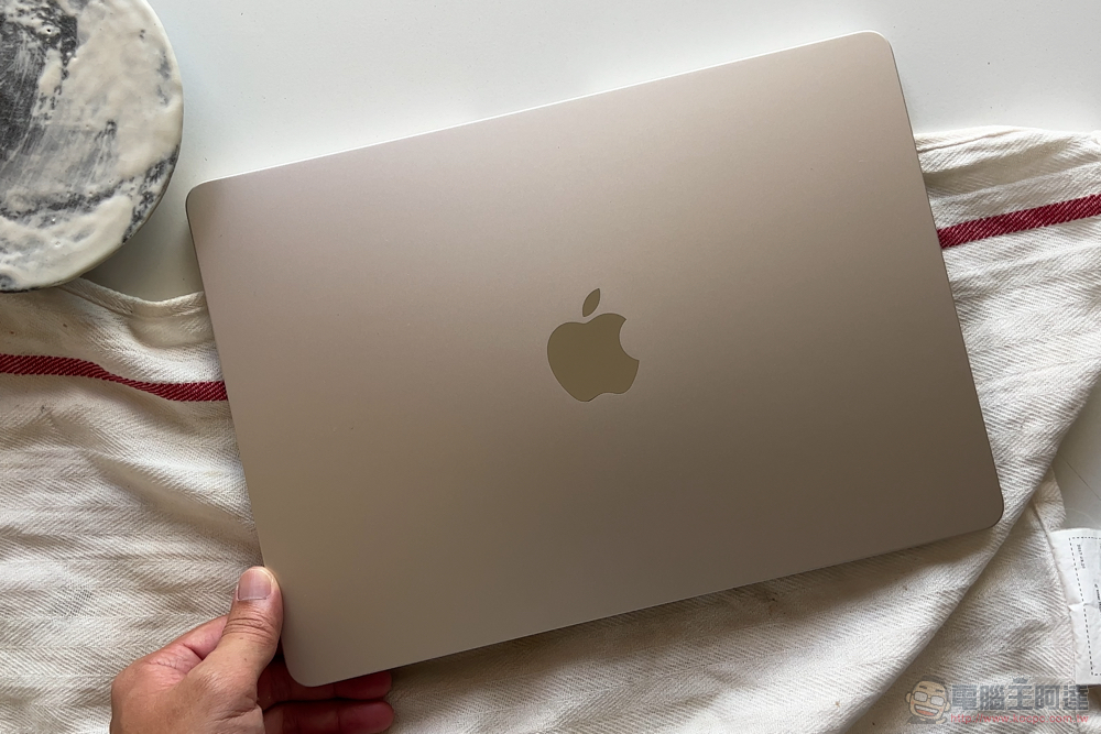 M2 MacBook Air 開箱體驗：美型新設計與更強Apple 晶片效能值得M1 使用