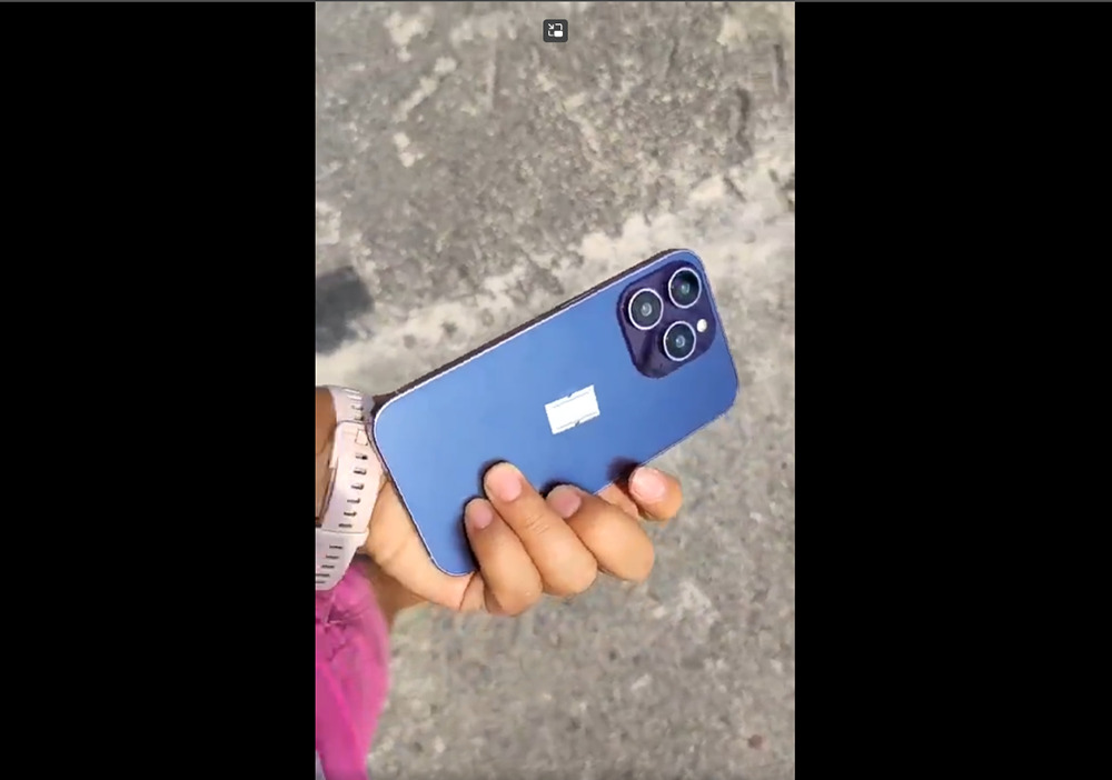 傳聞中 iPhone 14 Pro 新的藍 + 紫配色模型機影片現身，特殊角度才會看到紫色 - 電腦王阿達