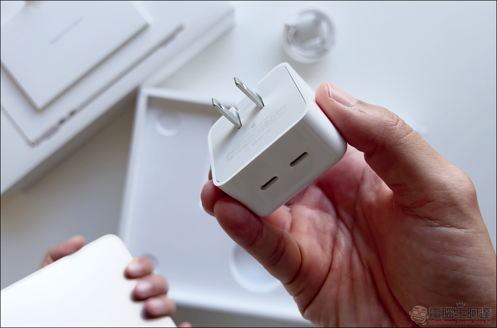 Apple 兩款 35W 雙 USB-C 充電器只差在外觀設計？充電性能實測與選購建議看這篇 - 電腦王阿達