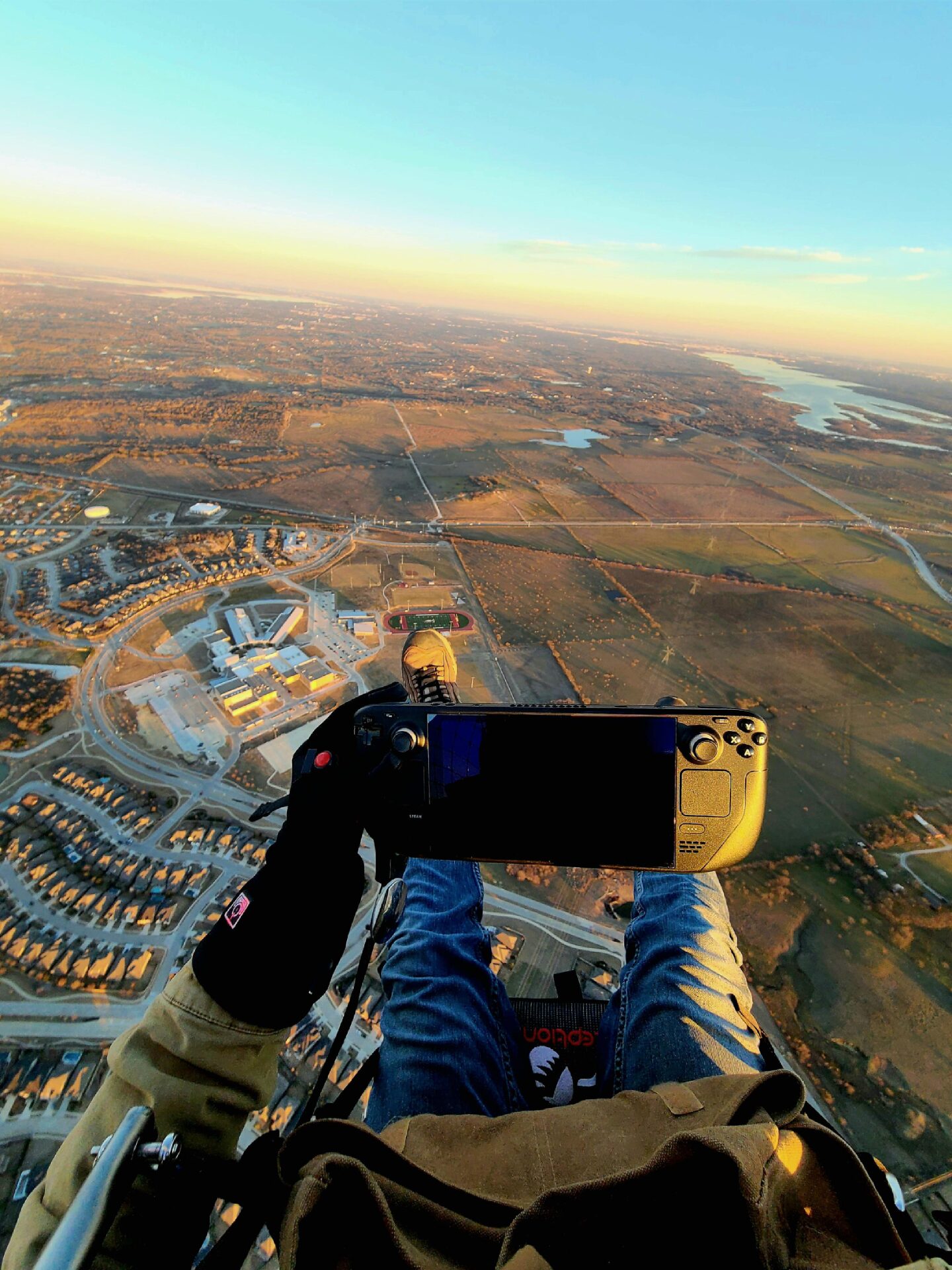 海外動力飛行傘玩家分享自2500呎高空手持Steam deck照片 - 電腦王阿達