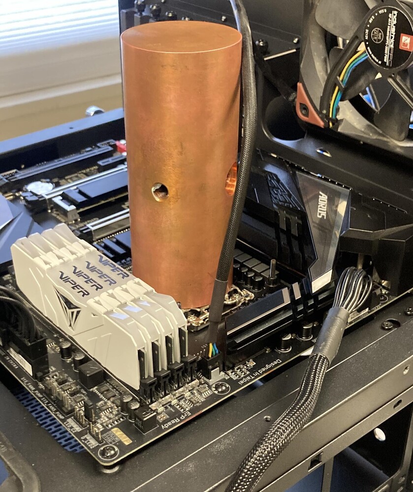 國外超硬派玩家用 3.6 公斤的銅柱為 i9 處理器散熱，沒想到效果還不錯 - 電腦王阿達