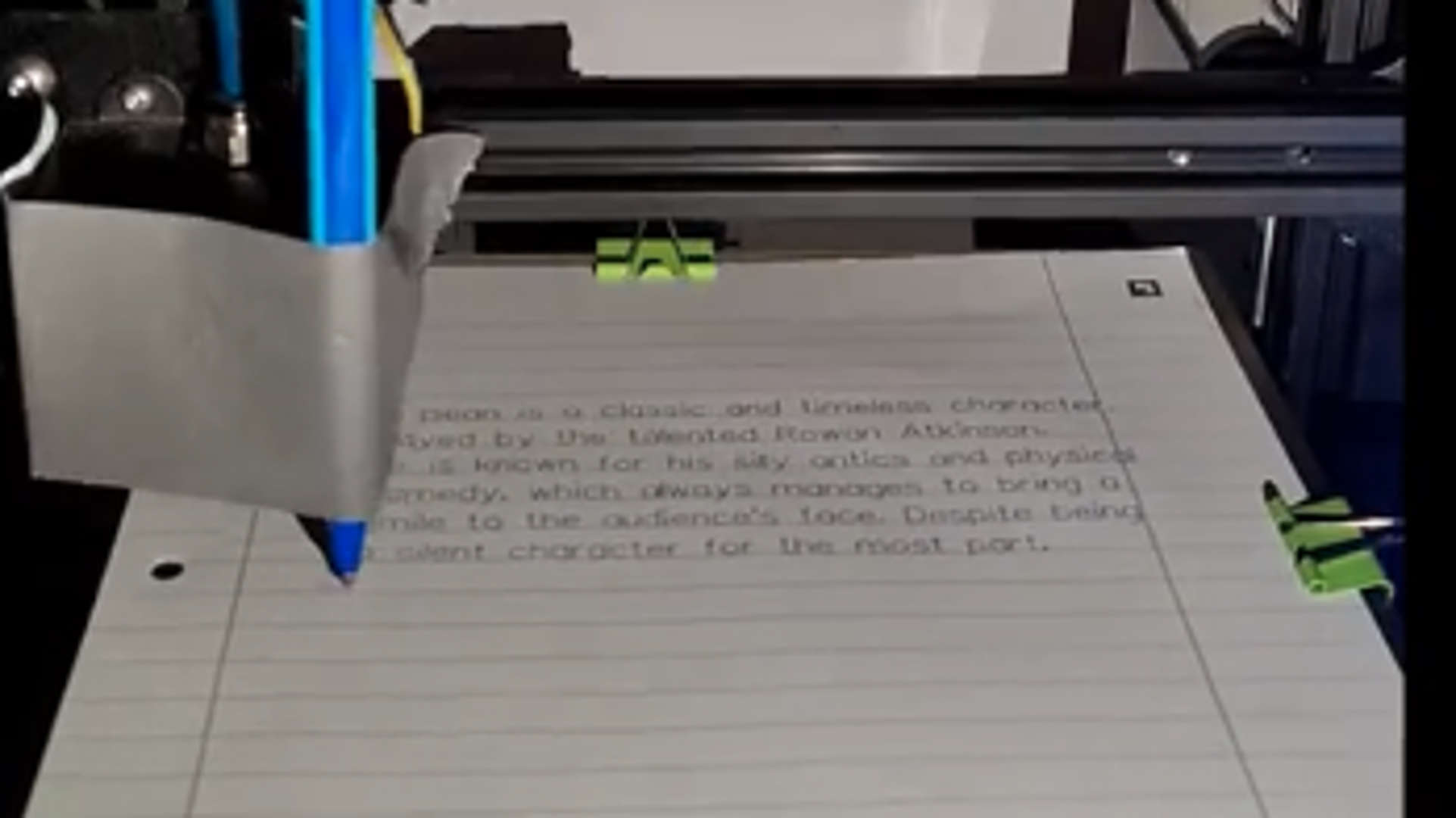 天才學生利用 AI 以及 3D 列印機打造出能夠模擬出真實筆跡的「寫功課機器人」 - 電腦王阿達