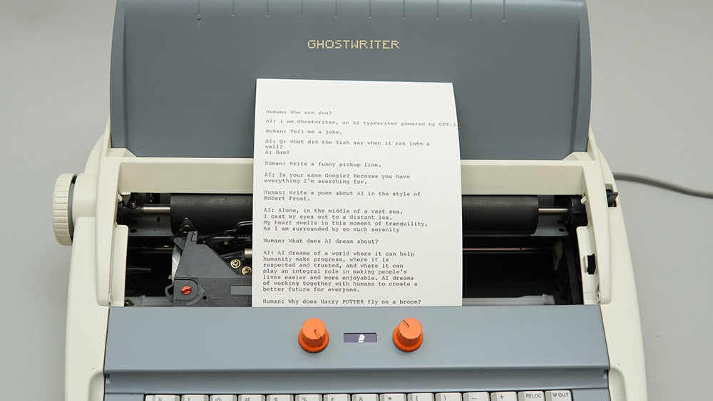 國外藝術家打造出一台 Ghostwriter，在打字機上也能跟 AI 聊天 - 電腦王阿達