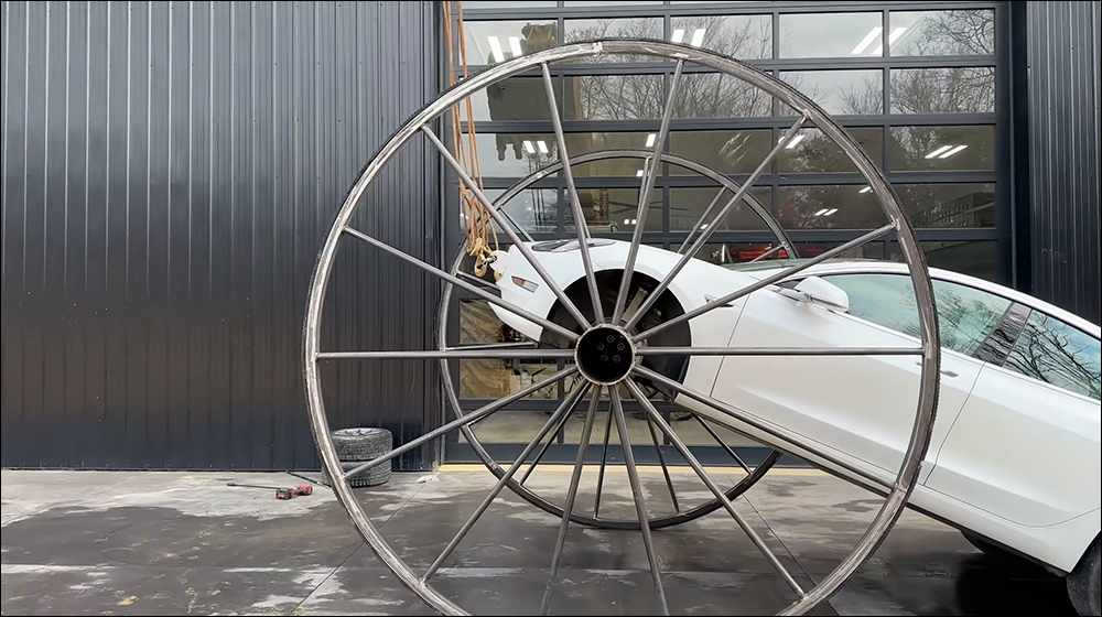 特斯拉 Model 3 改裝 10 英尺高巨大輪子，測試能否顛倒行駛成為翻滾特技車 - 電腦王阿達