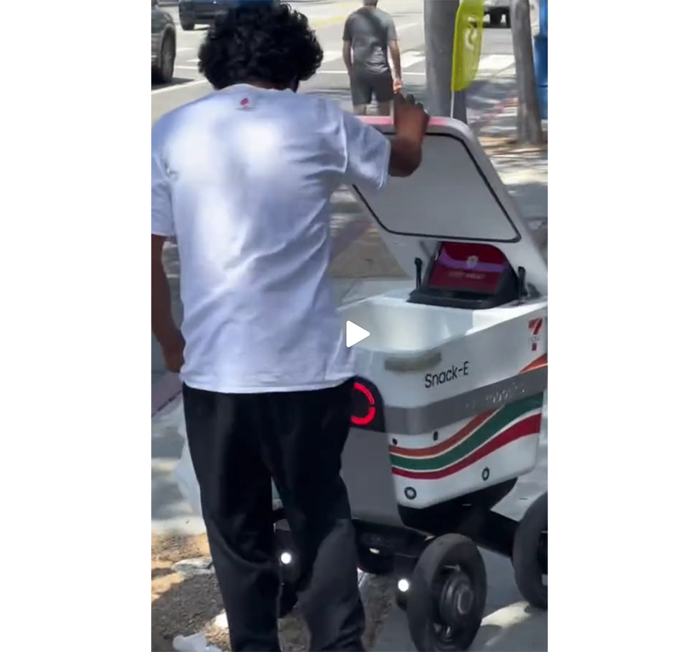 UberEats 外送機器人慘遭路人偷竊與欺負