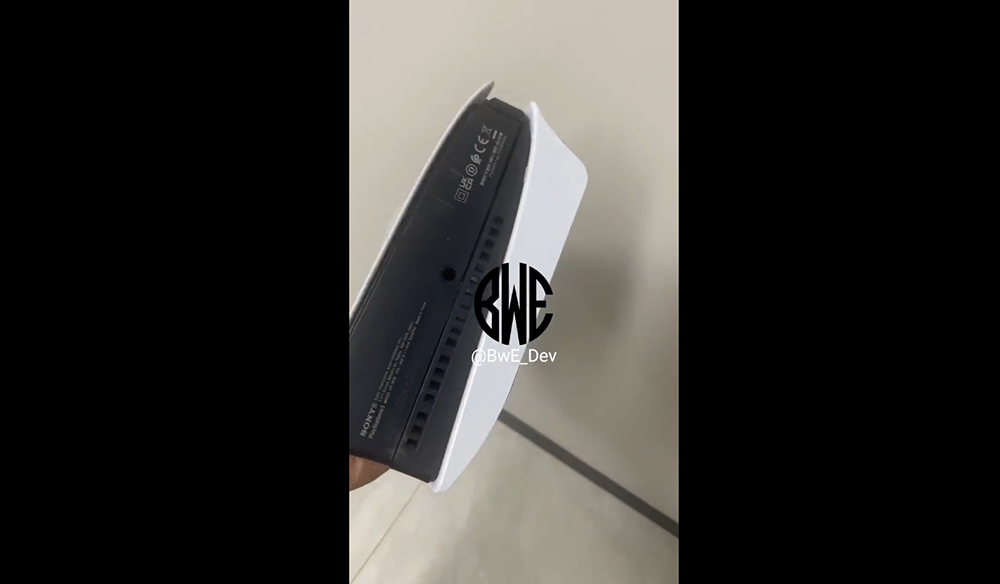 PS5 Slim 外殼動手玩影片、圖片現身，外殼中間多了特殊線條設計 - 電腦王阿達