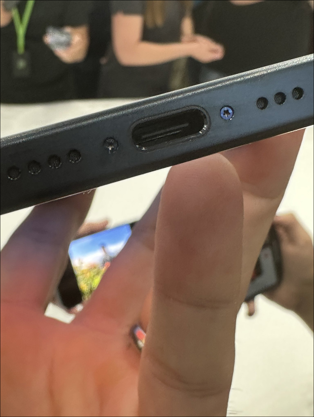 iPhone 15 Pro 鈦金屬中框變色問題嚴重，尤其深色款式最為明顯 - 電腦王阿達