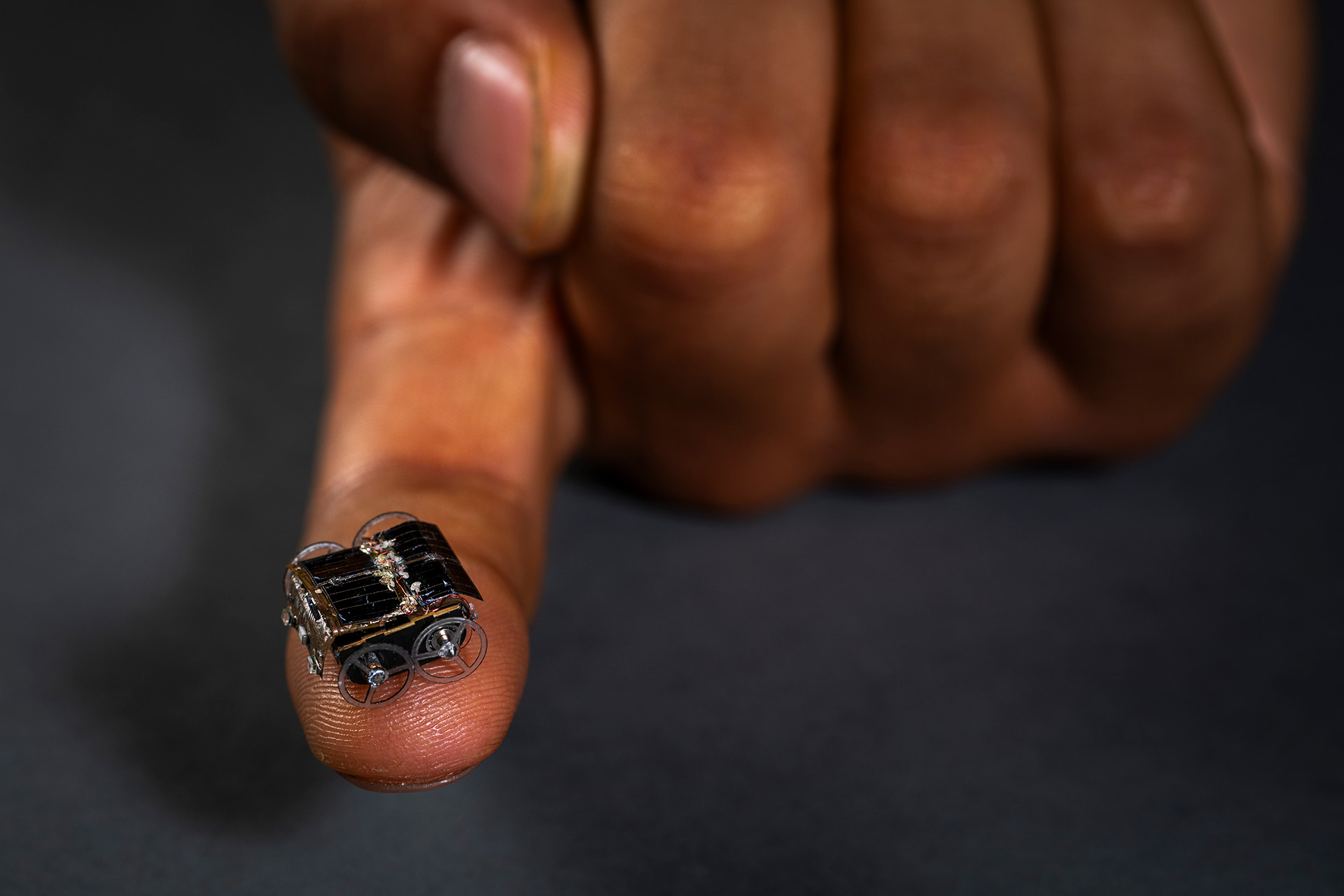 華盛頓大學發表自主無電池無線微型機器人可以幾乎無限期運行 - 電腦王阿達