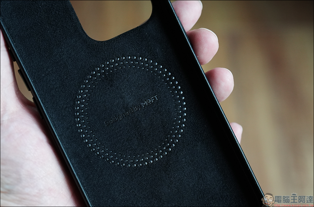MOFT MOVAS™ 純素皮革系列開箱｜瞬變三角支架、磁吸式手機支架、皮革磁力保護殼， iPhone 15 系列最小、最快、最多功的磁吸配件組合 - 電腦王阿達