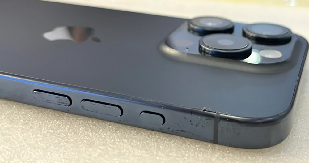 iPhone 15 Pro 用戶回報發生背蓋黏膠溢出問題