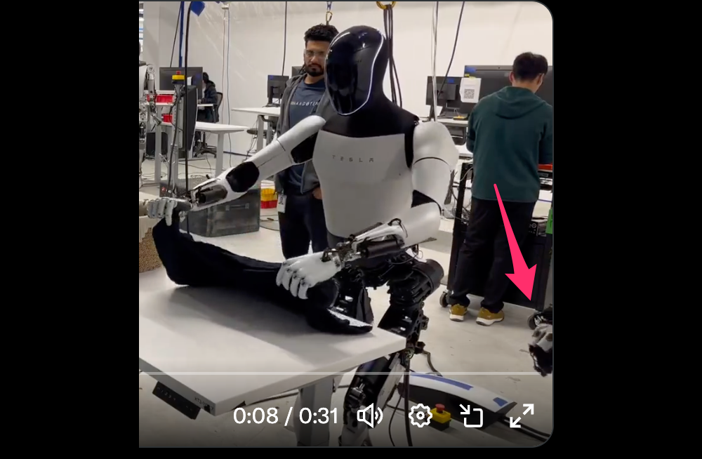 才炫耀機器人折衣服做家事影片，Elon Musk 又被抓包 Tesla Optimus 影片疑似造假 - 電腦王阿達