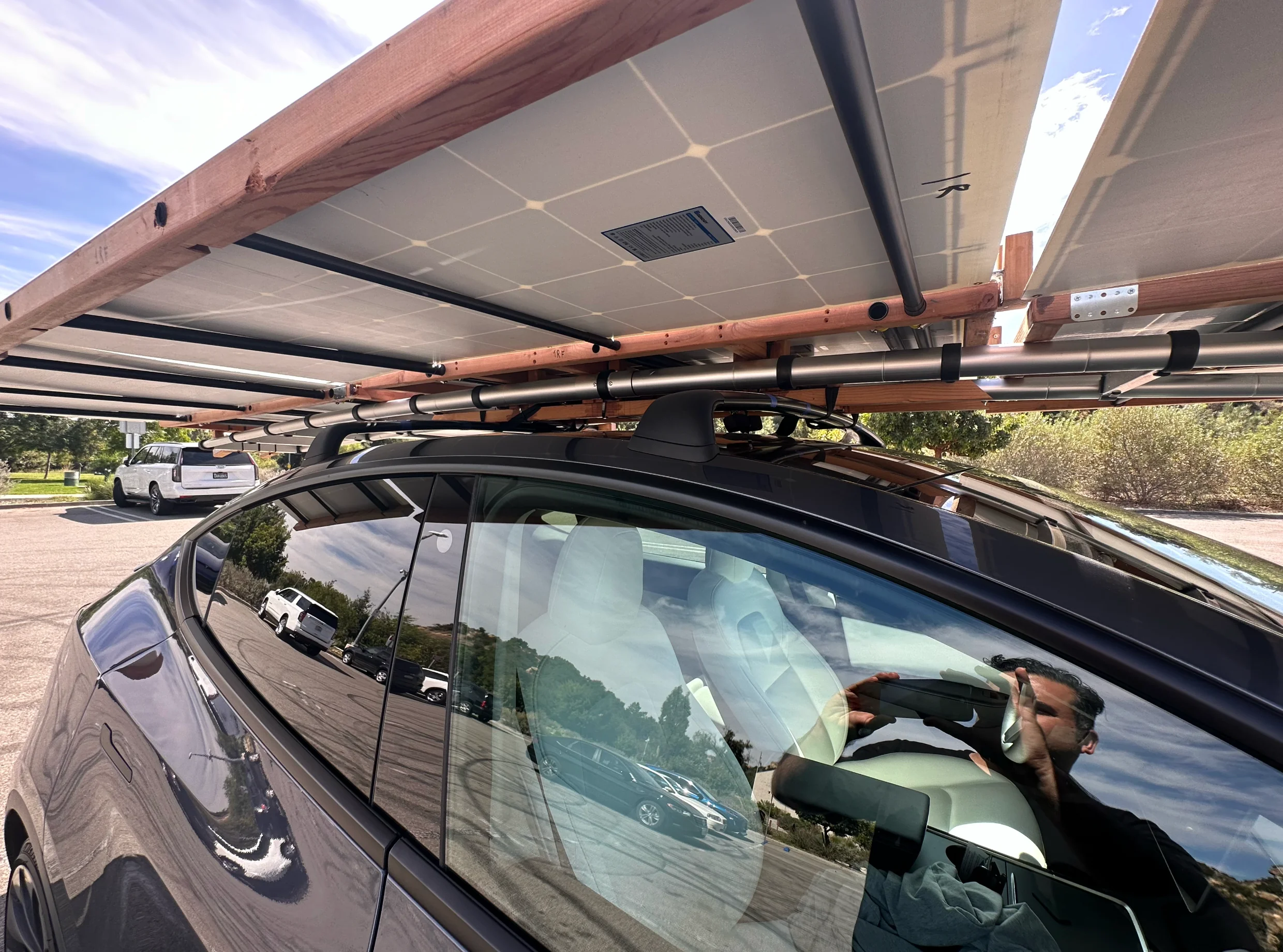 國外網友自製可隨電動車移動的太陽能板陣列，每日可增加20 英里到 60 英里續航 - 電腦王阿達