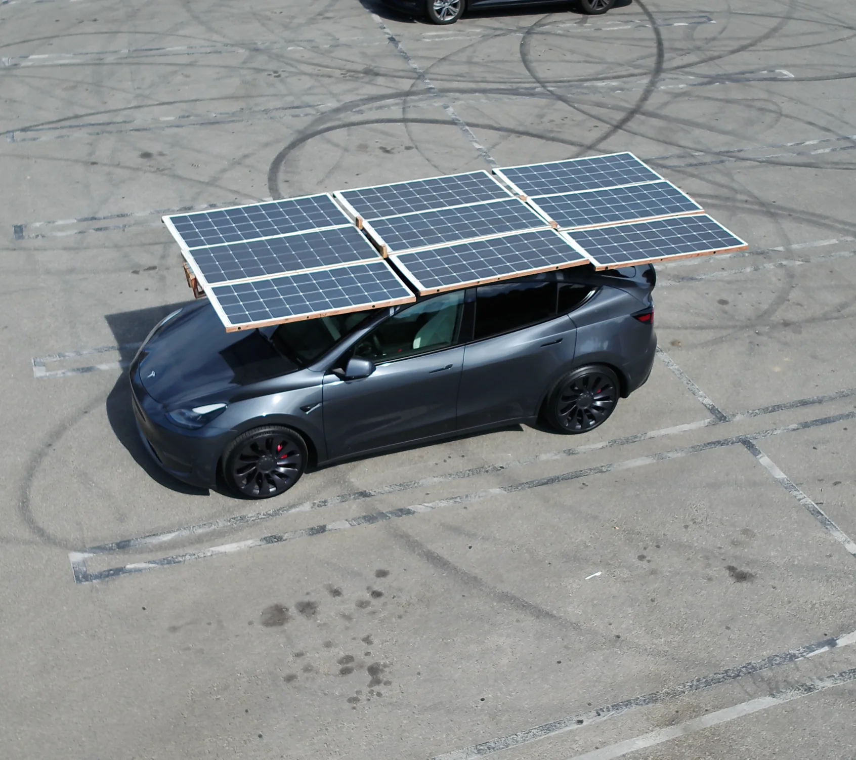 國外網友自製可隨電動車移動的太陽能板陣列，每日可增加20 英里到 60 英里續航 - 電腦王阿達