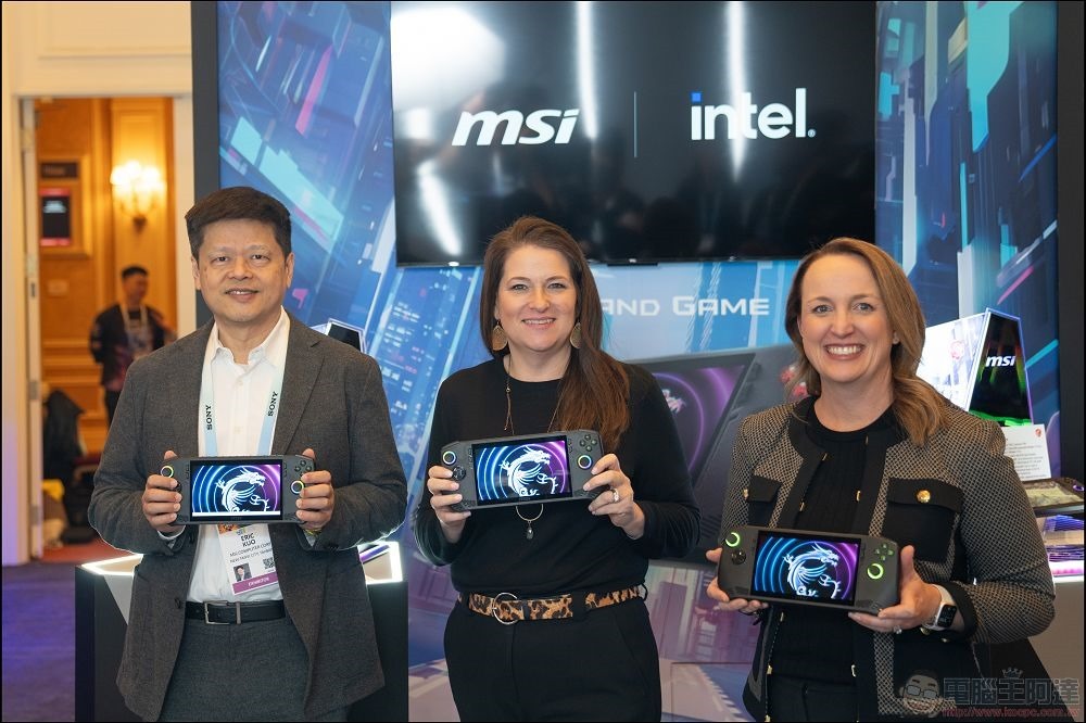 05_MSI執行副總裁暨NB產品總經理郭緒光與Intel高層於CES共同展示全新遊戲掌機Claw